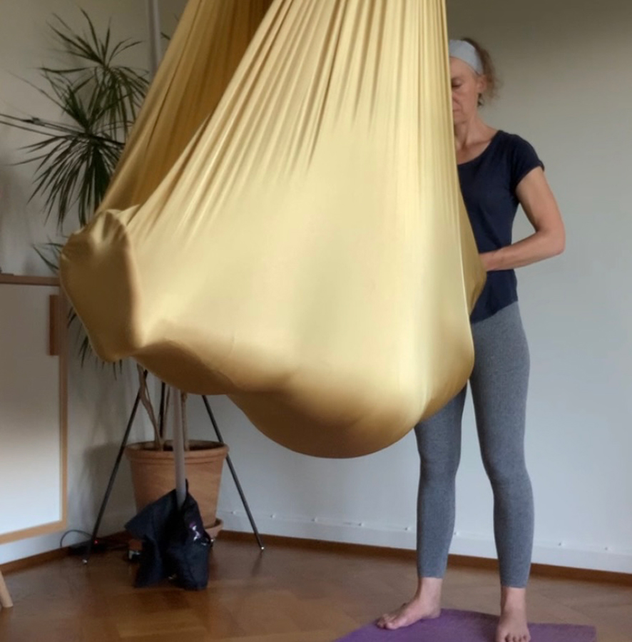 Sandrine Jaussi, cours de yoga, yoga aérien, Grens, Prana Santé,  Suisse Romande